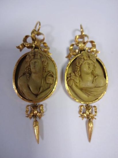 PAIRE DE BOUCLES d'oreille monture or, ornées...