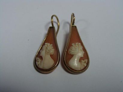 PAIRE DE BOUCLES d'oreille camée en forme...