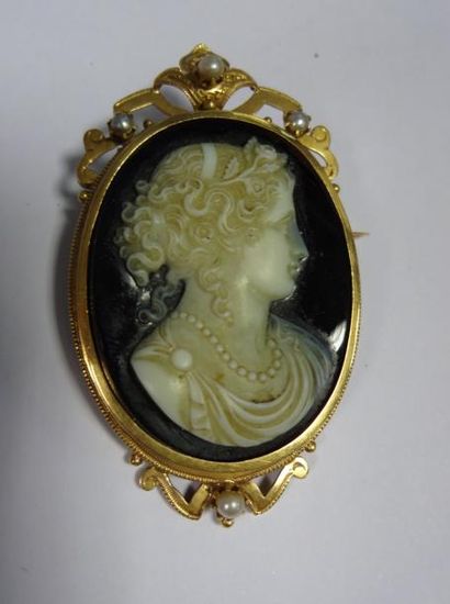BROCHE en or ornée d'un camée et perles....