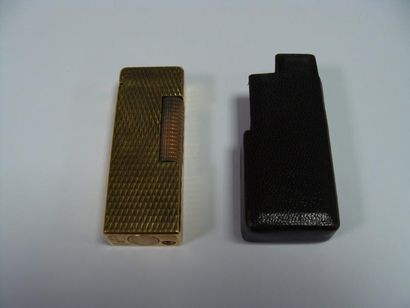 BRIQUET DUNHILL en plaqué or. Poids brut:...