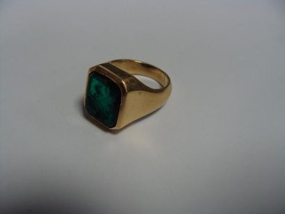 BAGUE en or agrémentée d'une pierre verte...