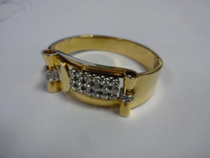 BRACELET rigide en or, pavé de dix huit brillants....