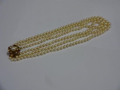 COLLIER de perles à trois rangs, le fermoir...