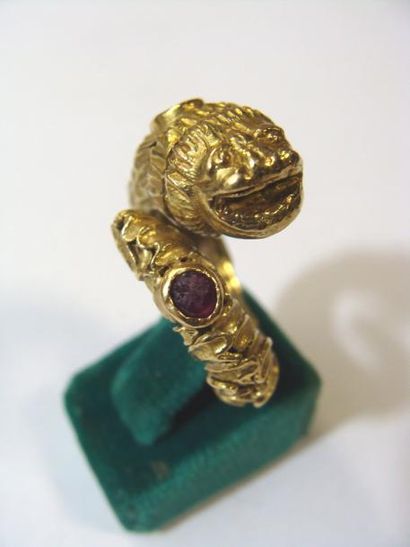 BAGUE en or jaune 18k gravé à décor de dragon...