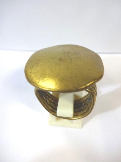 BAGUE en bronze orné d'un ovale. TDD 50....