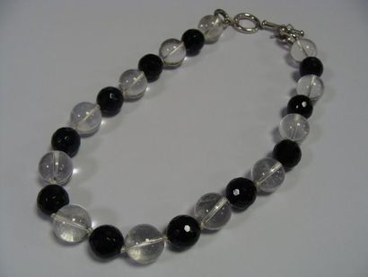 COLLIER orné de boules en cristal de roche...