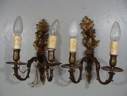 PAIRE D'APPLIQUES en bronze ciselé et doré...