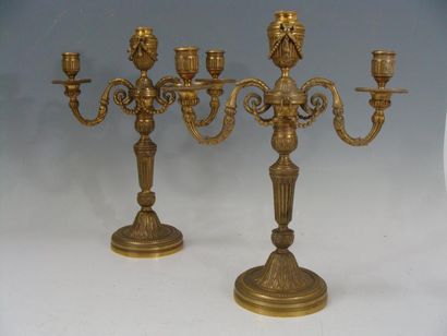 PAIRE DE CANDELABRES en bronze ciselé et...