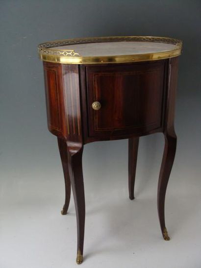 TABLE TAMBOUR en acajou et bois de placage...