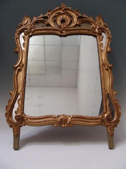 MIROIR en bois sculpté et doré et laqué vert...