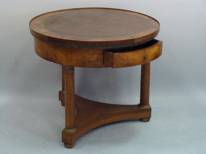 TABLE CIRCULAIRE en placage de ronce de noyer,...