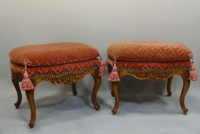 RARE PAIRE DE LARGES TABOURETS en noyer mouluré...