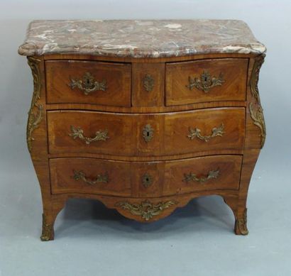 PETITE COMMODE marquetée en ailes de papillon...
