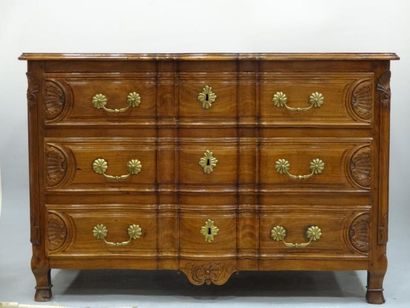 COMMODE arbalète en noyer mouluré et sculpté...