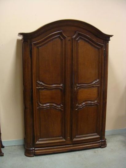 ARMOIRE en chêne mouluré toutes faces, elle...