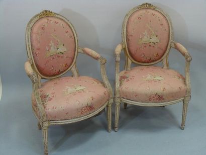 PAIRE DE FAUTEUILS à dossier médaillon en...