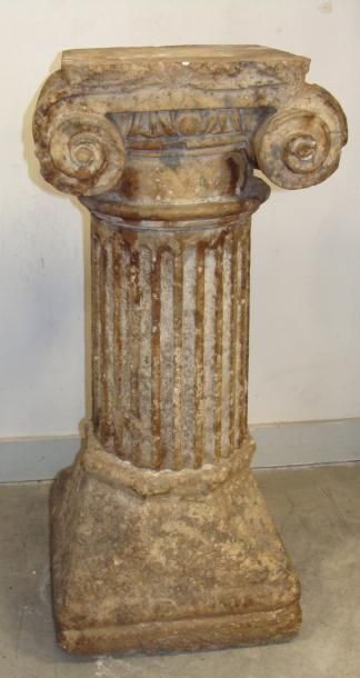ELEMENT DE COLONNE composé d'un chapiteau...