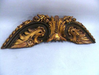 ELEMENT DE BOISERIE en bois sculpté, doré...