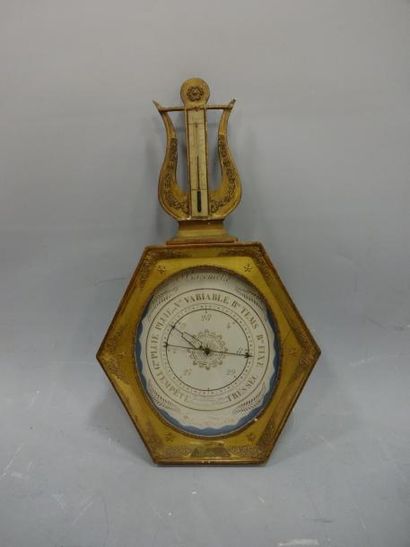 BAROMETRE en bois doré de forme lyre. H:...