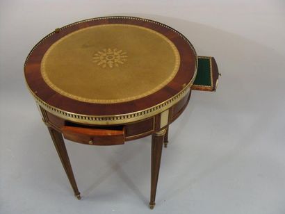 TABLE BOUILLOTTE en acajou et moulure de...