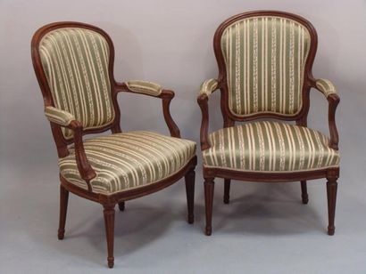 PAIRE DE FAUTEUILS à dossier écusson en cabriolet...