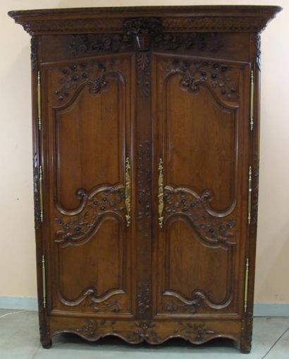 ARMOIRE en chêne mouluré, richement sculptée...