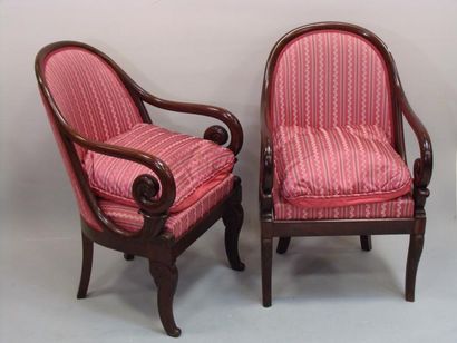 DEUX FAUTEUILS en acajou à dossier arrondis,...