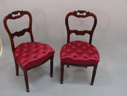 PAIRE DE CHAISES en acajou à dossier ajouré...