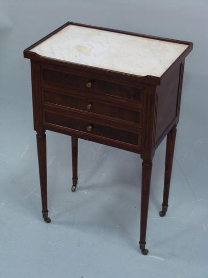 PETITE TABLE de salon en acajou ouvrant à...