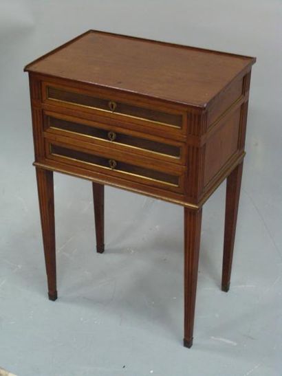 PETITE TABLE chiffonière en acajou ouvrant...