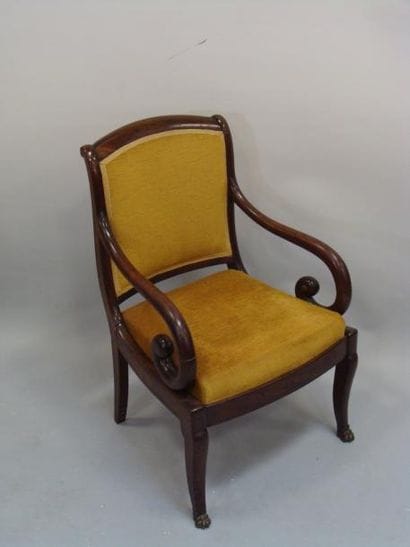 FAUTEUIL en acajou, à dossier légèrement...