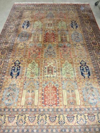 IRAN
Tapis à fond rose et bleu. 193x122 ...