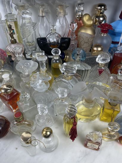 Lot de plus de 100 miniatures et flacons...