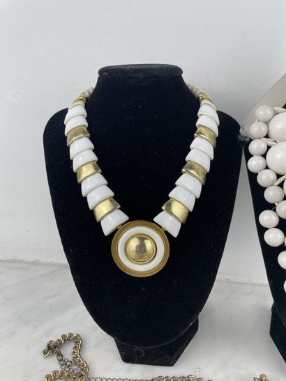 White and gold costume jewelry set
Lot consisting...