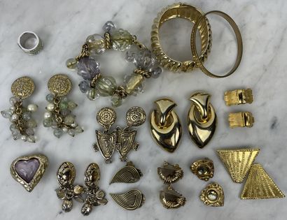 Gold-plated costume jewelry set 
A lovely...