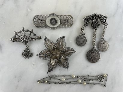 Set of four brooches - Two in silver (17.53...