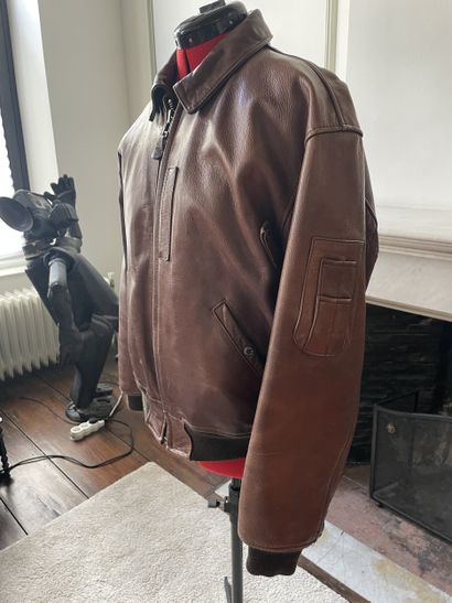 Blouson aviateur en cuir brun Avirex, modèle...