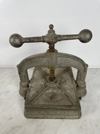 Cast-iron bindery press Papeterie I.L.S....