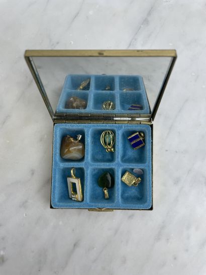 Vintage jewelry box in gilded metal with...