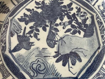 Plat en faïence à décor bleu, dans le goût...