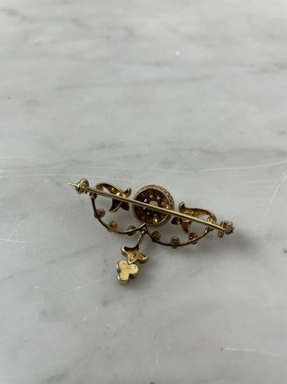 Broche en or 18K ornée d’opales et de perles...