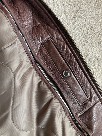 Blouson aviateur en cuir brun Avirex, modèle...