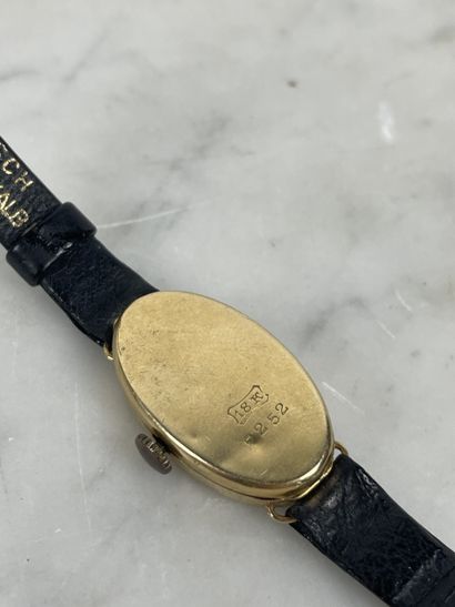 Montre-bracelet en or 18K Cadran ovale Années...