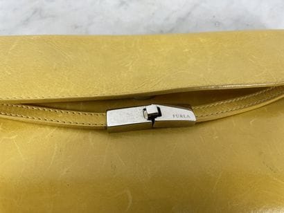 FURLA - Pochette bandoulière en cuir jaune,...