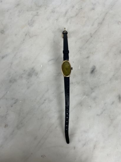 Montre-bracelet en or 18K Cadran ovale Années...
