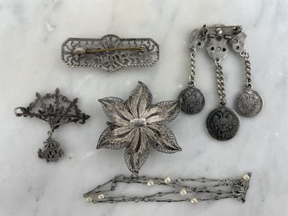 Set of four brooches - Two in silver (17.53...