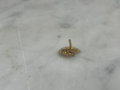 Pin in 18K (750 thousandths) yellow gold
Small...