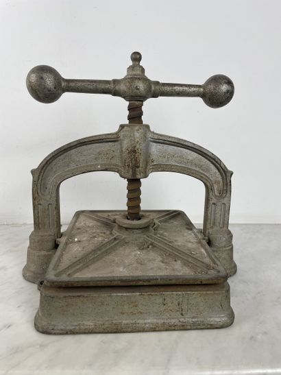 Cast-iron bindery press Papeterie I.L.S....