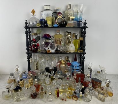 Lot de plus de 100 miniatures et flacons...
