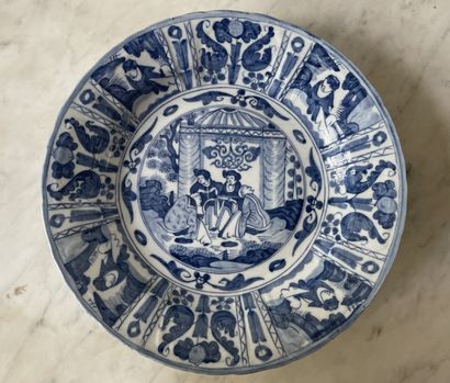 Plat en faïence à décor bleu de chinoiseries,...